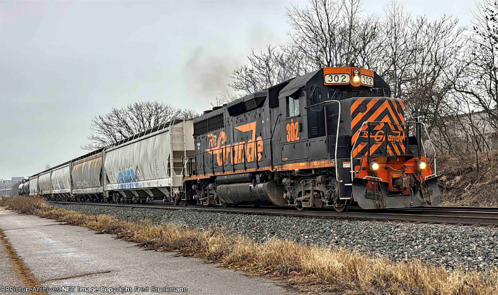 WE 302 leads Z641-27 to Barberton with interchange freight.